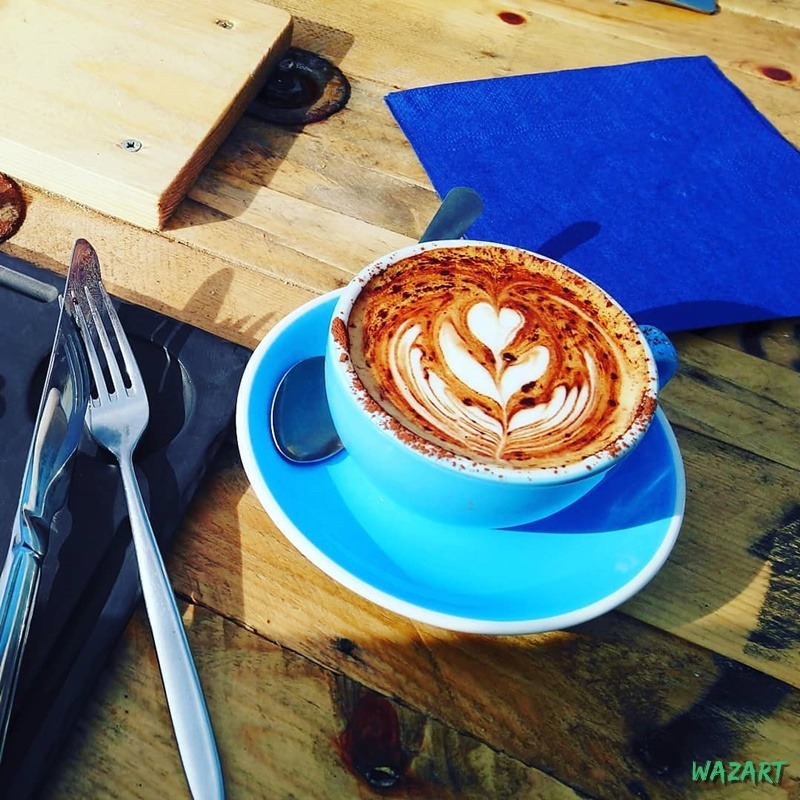 Photo d'un café décoré, au Black Sheep de Killarney